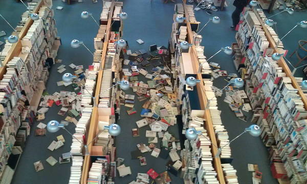 japan earthquake 2011 damage. 図書館の被害画像（2011年東北