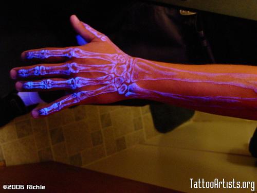 This black-light skeleton tattoo is tufneltastically 