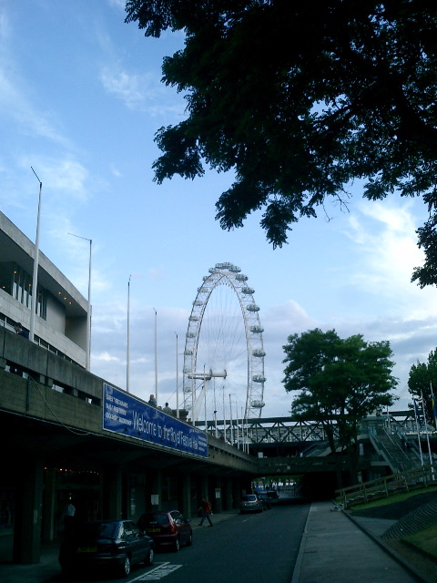 Giant ferris wheeel, South Bank