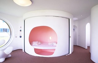 21st century googie: a house built around a cylinder - Boing Boing