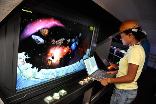 Space Mountain queue gets short-play video-games